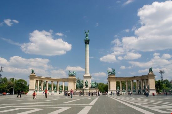 Piazza degli Eroi Fonte: ©Robcsee - Shutterstock ©Robcsee - Shutterstock ©Robcsee - Shutterstock