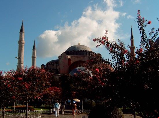 Un ponte tra Oriente e Occidente Istanbul MARKO BARDAZZI MARKO BARDAZZI