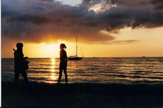  Attendere il tramonto su una spiaggia per vedere un susseguirsi di colori accompagnati da musica che sempre qualche musicista suona. annalisa reversi annalisa reversi