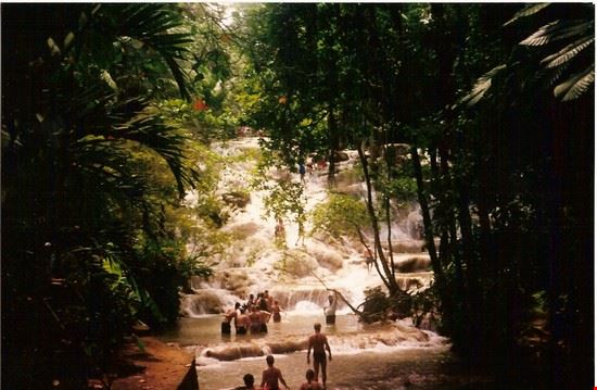  è una tappa per tutti i turististi in crociera in Jamaica, quindi negozietti a non finire e troppa gente, le cascate che sono molto belle sono così affollate che il luogo perde un po' di fascino. annalisa reversi annalisa reversi