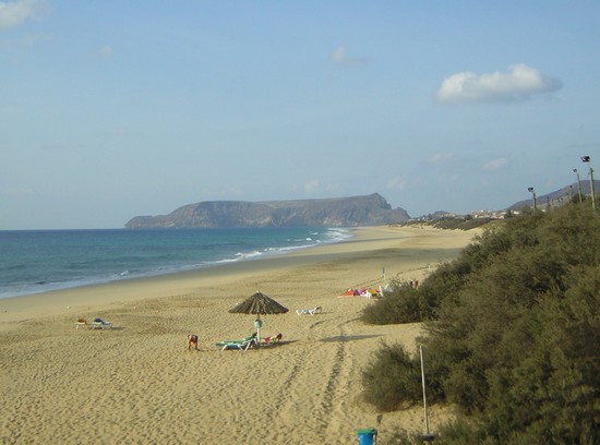La spiaggia e sullo sfondo l'isola de Baixo