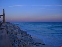 spiaggia al tramonto