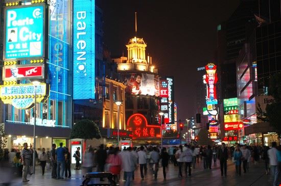 Nanjing Road Shanghai BartlomiejMagierowski - ©Shutterstock  BartlomiejMagierowski - ©Shutterstock 