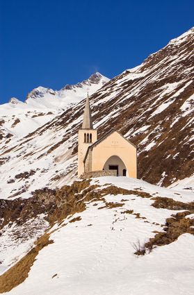 Piccola chiesa nel paesaggio invernale