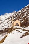 Piccola chiesa nel paesaggio invernale