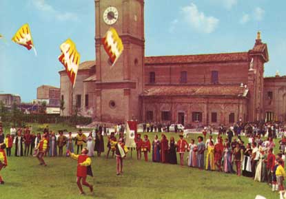Esibizione di sbandieratori, Chiesa di S. Giorgio