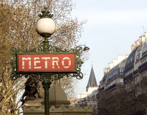 paris enseigne du metro parisien