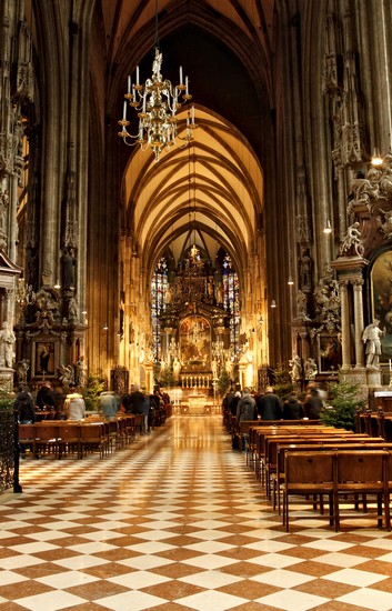 wien innenansicht und hauptschiff des wiener stephansdom