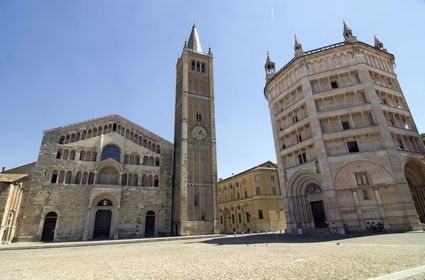 Piazza principale con la Cattedrale e il Battistero