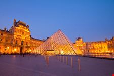 paris grand louvre samt glaspyramide zur blauen stunde copyright tungtopgun  shutterstuck