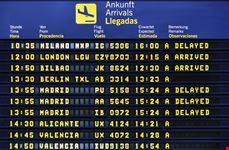 stuttgart flughafen stuttgart anzeigetafel    copyright alexander chaikin  shutterstock