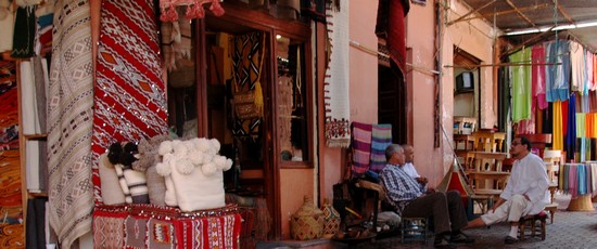 marrakesch verkaeufer im souk marrakesch