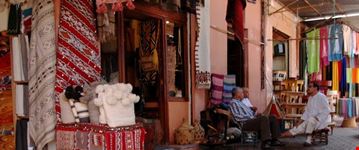 marrakesch verkaeufer im souk marrakesch