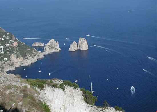 La seggiovia del Monte Solaro Uno dei panorami della costa di Capri dalla cima del Monte Solaro Isabella Cardinali Isabella Cardinali