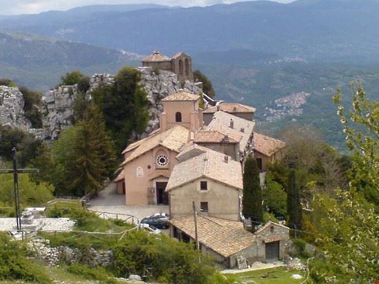 Santuario della Mentorella - La suggestiva vista che si gode del santuario della Mentorella non appena lasciata la via principale che porta alla meta. info su www.visitpalestrina.it - Francesco Scaramella - Francesco Scaramella