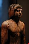 berlin holzstatue im aegyptischen museum
