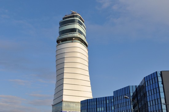 wien empfangsgebaeude des flughafen wien
