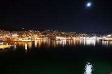 Veduta notturna dal mare