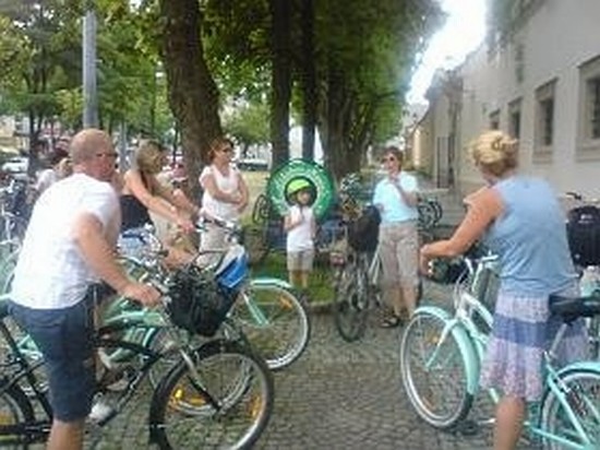 salzburg stadtfuehrer auf dem rad in salzburg