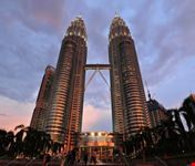 kuala lumpur die petronas-tuerme im sonnenuntergang