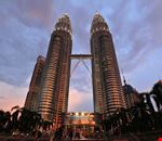 kuala lumpur die petronas-tuerme im sonnenuntergang kuala lumpur die petronas-tuerme im sonnenuntergang