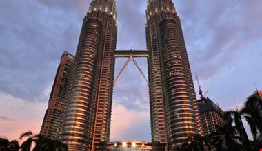 kuala lumpur die petronas-tuerme im sonnenuntergang kuala lumpur die petronas-tuerme im sonnenuntergang