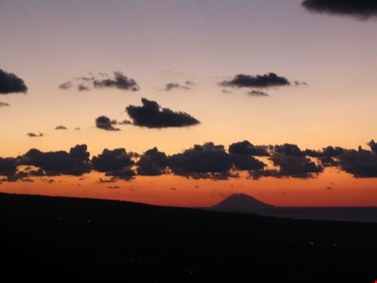  Stromboli sembra essere a due passi visto dal mio balcone di Vibo Valentia  