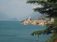 Il paese di Malcesine visto dalla Gardesana