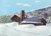 Il rifugio dopo un'abbondante nevicata