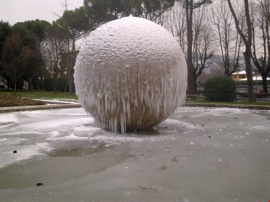  Fontana in mezzo al giardino Ugonia  