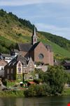 ein blick ueber die mosel fachwerkhaus und kirche cochem