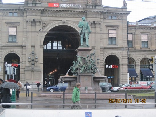 Monumento davanti alla stazione