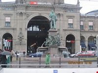 Monumento davanti alla stazione