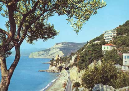 Il Castelletto e le spiagge viste da levante