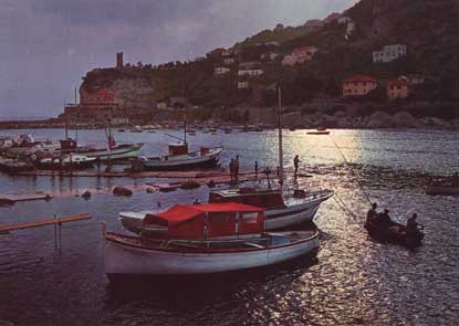 Suggestivo controluce sul porto