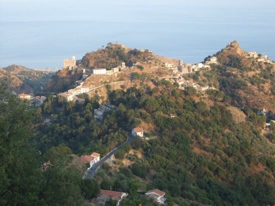  Panorama del paese di Savoca in fondo la Chiesa di Santa Lucia.  
