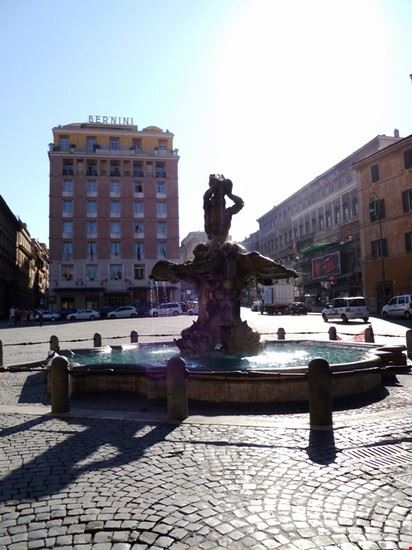 Piazza Barberini La fontana del Tritone a Roma durante un'assolata giornata di luglio  