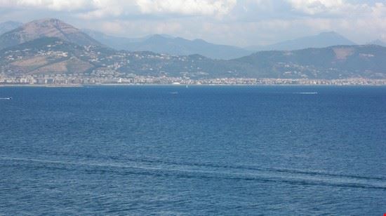  Salerno visto dalla spiaggia di Cetara  