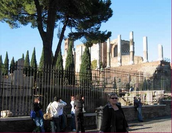 rom andrea hindrichs vor dem forum romanum