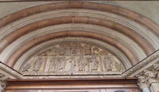  lunetta sopra il portone di entratadel duomo  