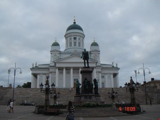 Cattedrale Sullo sfondo la Cattedrale simbolo della città: Tuomiokirkko  