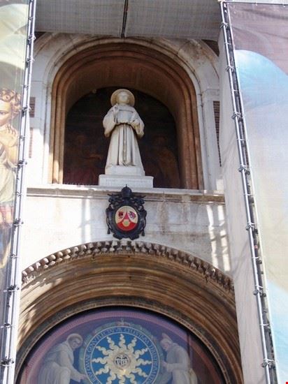 Duomo statua sopra il portone principale della basilica di sant'antonio  