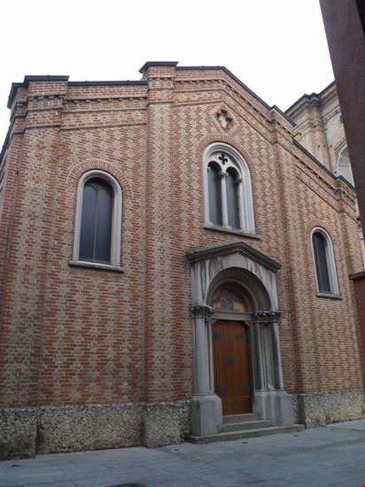 facciata della chiesa dedicata alla beata vergine di lourdes  