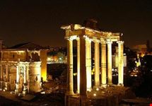 foro romano illuminato di notte