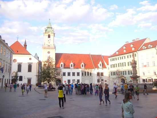 Bratislava - Hlavne namestie Piazza con sullo sfondo il municipio vecchio  