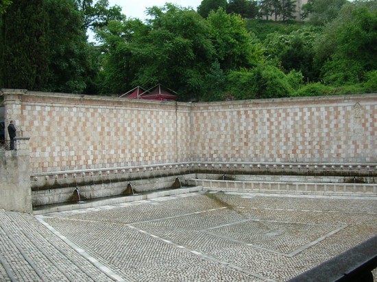 Fontana delle 99 cannelle