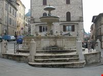 fontana dei tre leoni assisi
