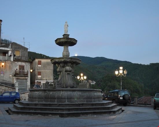San Giorgio Morgeto Fontana storica situata nella piazza principale del paese  