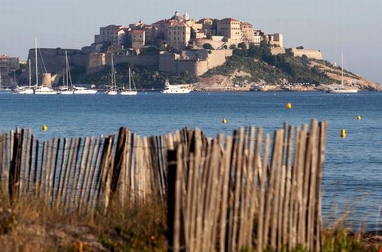  Calvi l i g h t p o e t - Shutterstock l i g h t p o e t