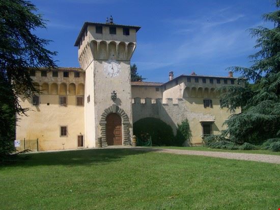 Barberino di Mugello Il Castello di Cafaggiolo si trova a nord di Firenze, nel Mugello, antico luogo di provenienza della famiglia Medici. E' uno dei grandi capolavori dell'architettura rinascimentale, opera di Michelozzo. L'impianto originale del castello risale al trecento, epoca in cui era fortilizio della Repubblica. Nel 1443 Cosimo il vecchio diede incarico a Michelozzo di trasformare l'antico fortilizio in un edificio residenziale.  